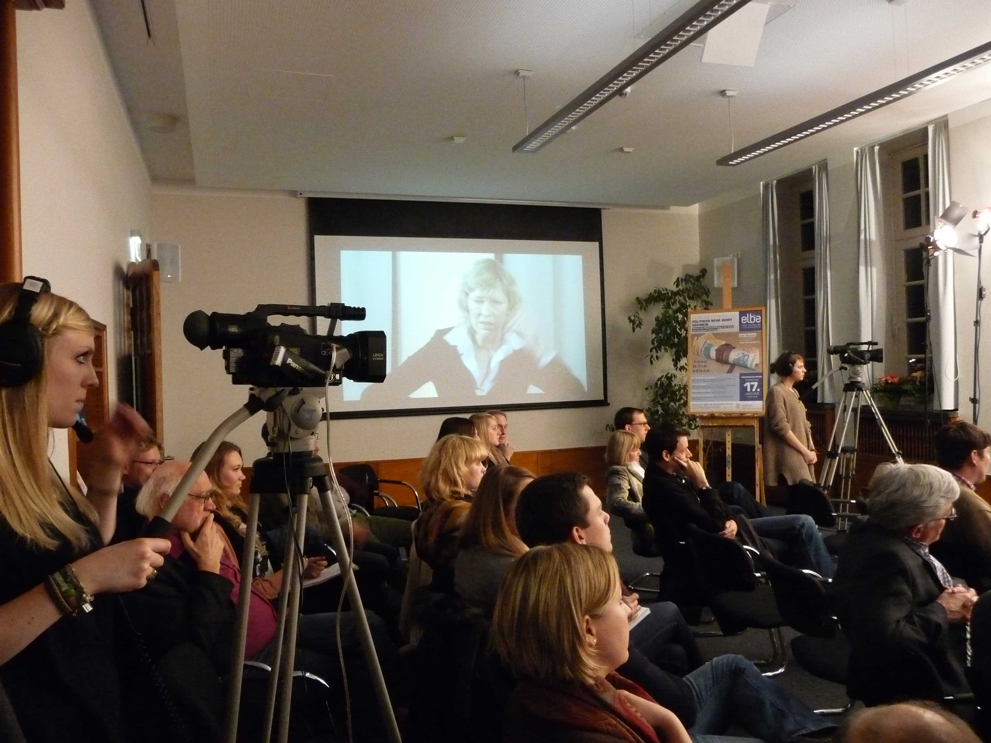 Publikum mit den Kamerafrauen Lisa Bickhardt (links) und Frederike Asmussen (rechts)