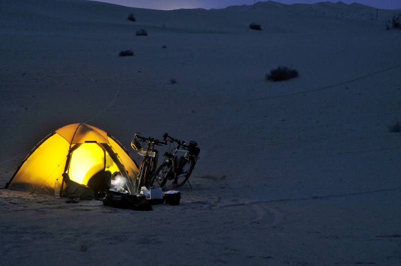 Ein Camp mitten in der Wüste